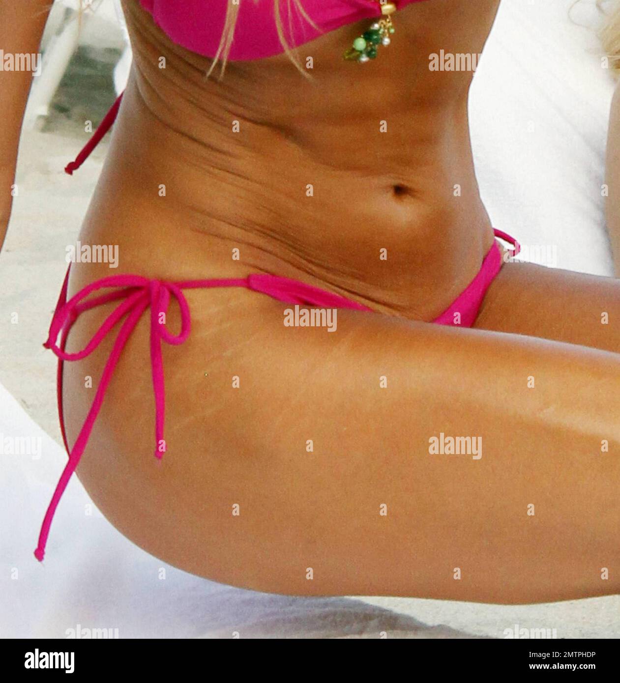 Stacy Keibler sfoca la sua figura perfetta in un piccolo bikini rosa caldo sulla spiaggia nel suo hotel di lusso, il Fontainebleau Miami Beach, prima di pranzo a bordo piscina con Kevin Connolly. Miami, Florida. 12/31/09. Foto Stock