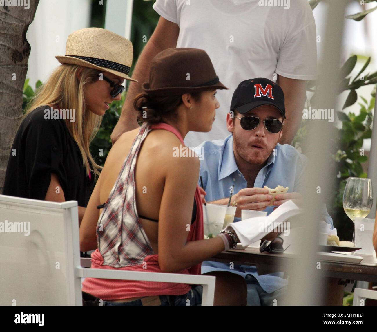 Stacy Keibler sfoca la sua figura perfetta in un piccolo bikini rosa caldo sulla spiaggia nel suo hotel di lusso, il Fontainebleau Miami Beach, prima di pranzo a bordo piscina con Kevin Connolly. Miami, Florida. 12/31/09. Foto Stock