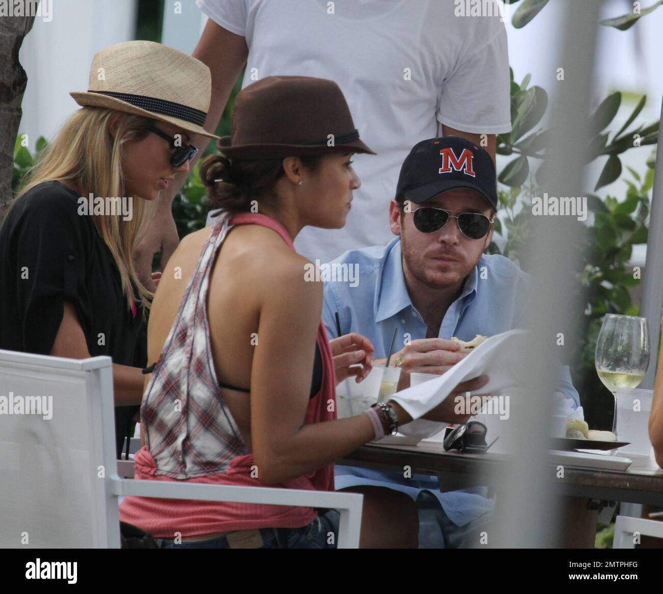Stacy Keibler sfoca la sua figura perfetta in un piccolo bikini rosa caldo sulla spiaggia nel suo hotel di lusso, il Fontainebleau Miami Beach, prima di pranzo a bordo piscina con Kevin Connolly. Miami, Florida. 12/31/09. Foto Stock