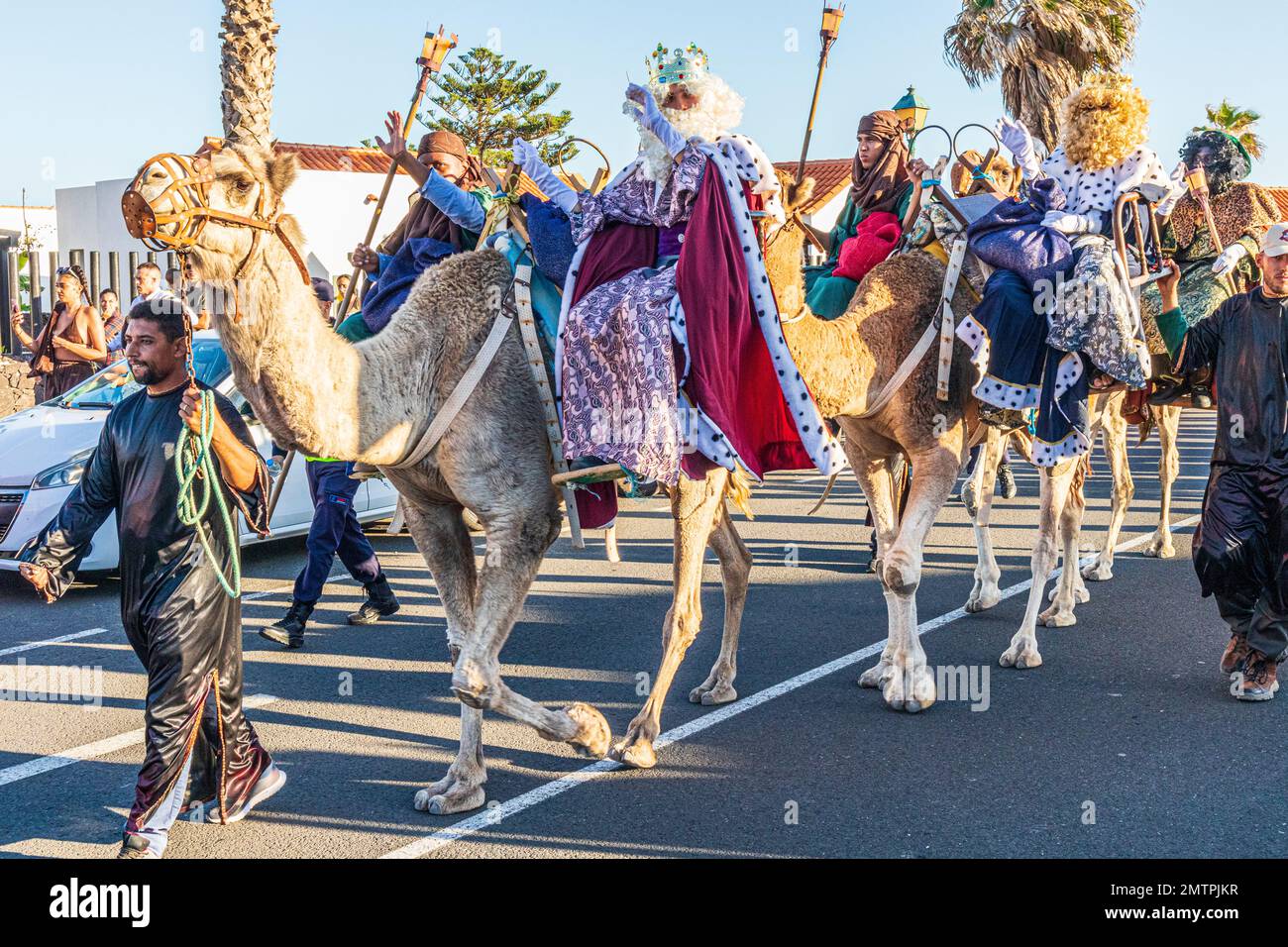 La tradizionale Parata spagnola dei tre Re (Cabalgata de los Reyes Magos) il 5 gennaio a Caleta de Fuste, sull'Isola delle Canarie di Fuerteventura. Foto Stock