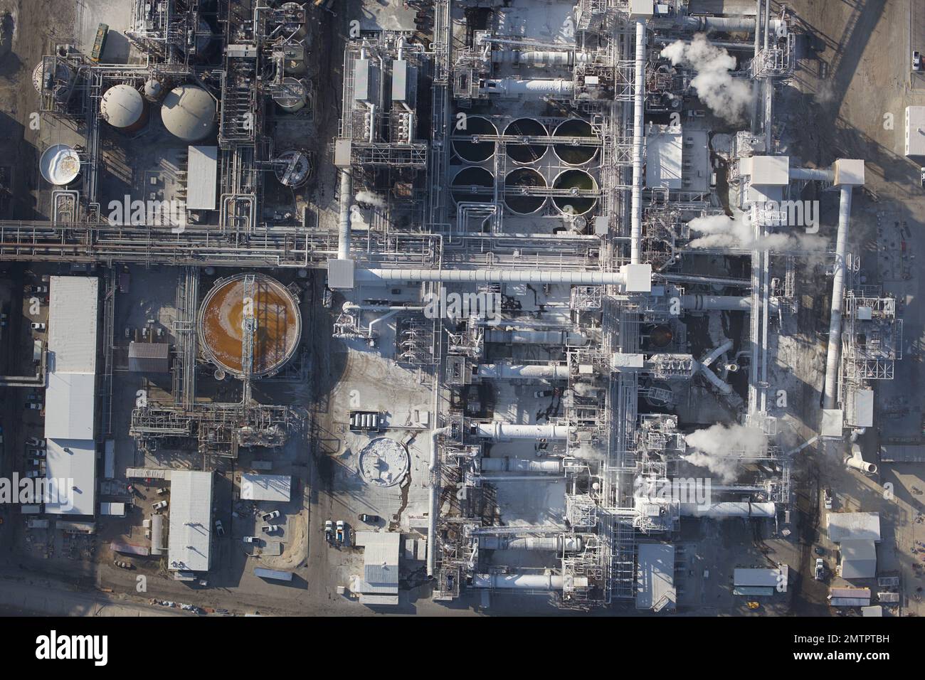 VISTA DALL'ALTO VERTICALE. Grandi infrastrutture per la produzione di borace. Searless Valley Minerals a Trona, Contea di San Bernardino, California, Stati Uniti. Foto Stock