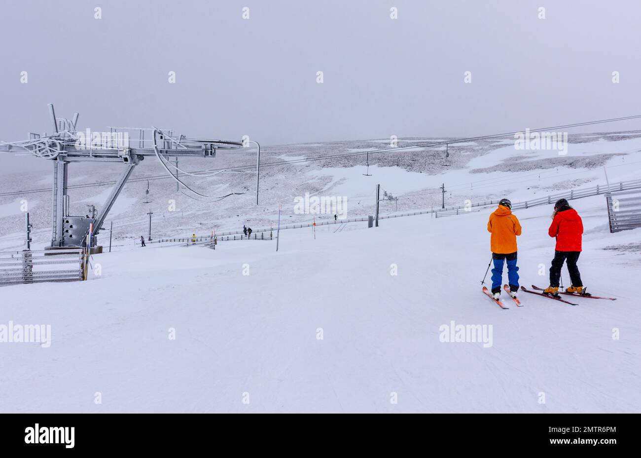 Cairngorm Mountain Aviemore Top Station piste da sci due sciatori in cima al Ciste Fairway Foto Stock