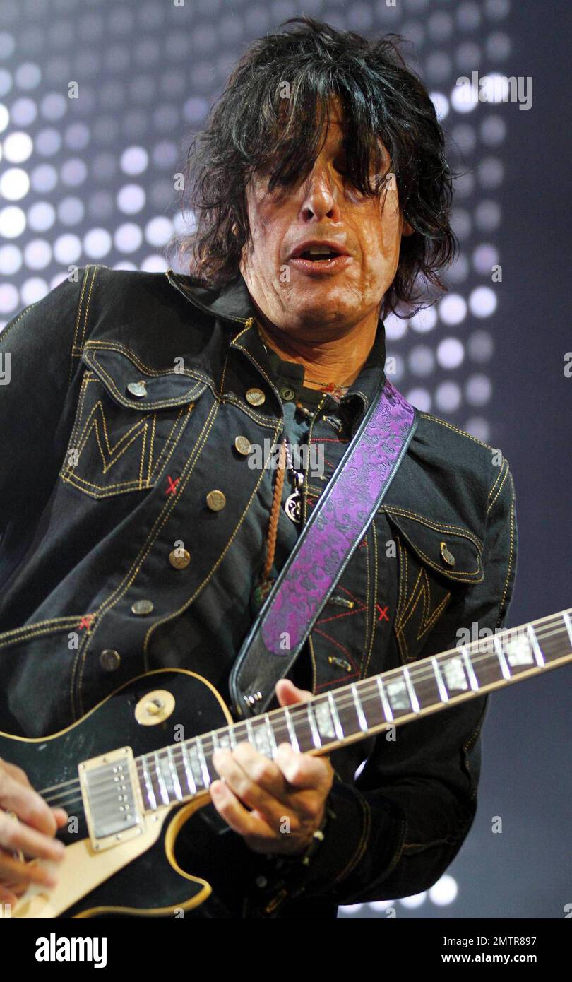 Il chitarrista Dean Deleo of Stone Temple Pilots si esibisce dal vivo presso il Seminole Hard Rock Hotel & Casino. Il gruppo ha pubblicato il suo sesto album in studio nel mese di maggio, il primo dal 2001, e attualmente è in tournée in Nord America. Hollywood, Florida. 10/12/10. . Foto Stock