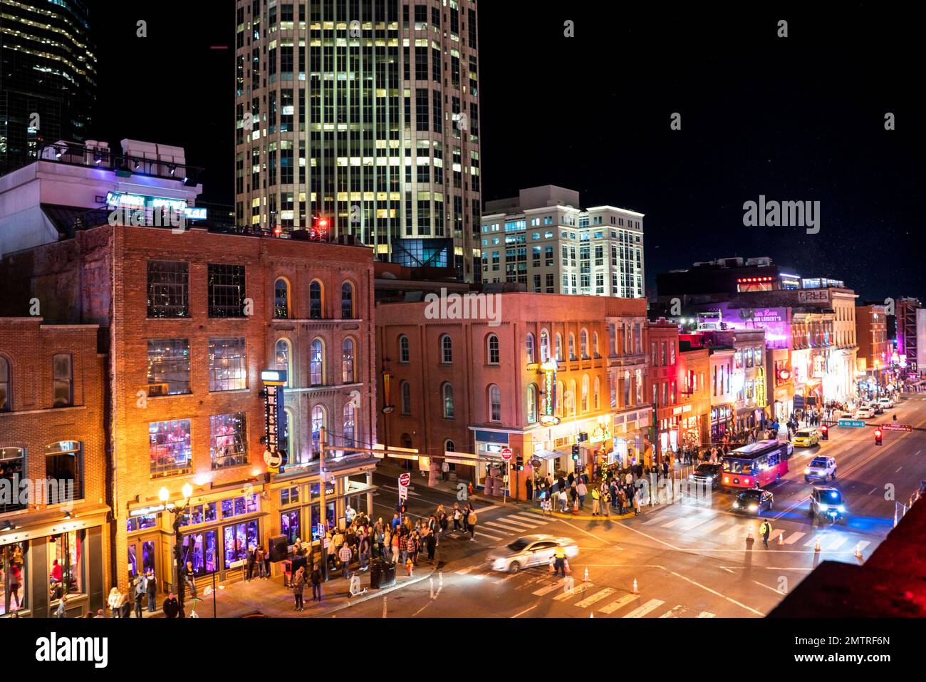 Nashville, Tennesee - 21 gennaio 2023: Scena di strada dalla famosa Lower Broadway a Nashville, Tennessee visto di notte con luci, storico honky-to Foto Stock
