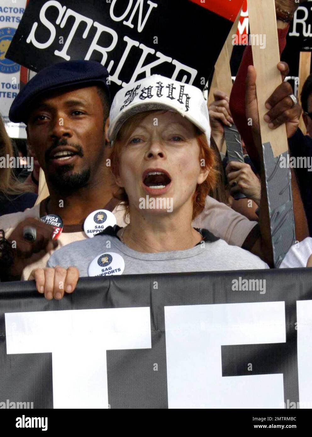 I Teamsters, SAG e altri sindacati hanno mostrato la loro solidarietà con la sorprendente WGA, unendosi in un massiccio rally e marcia a Hollywood. Le celebrità in prima linea includevano Sandra Oh, Julia Louis Dreyfus, Frances Fisher, Connie Stevens, Alan Rosenberg e James L. Brooks, tra gli altri. Si sono visti anche Bill Paxton, il senatore John Edwards e Jenna Elfman. Alicia Keyes si è esibito in un rally che precede la quasi lunga marcia lungo un miglio lungo Hollywood Blvd. Los Angeles, California. 11/20/07. Foto Stock