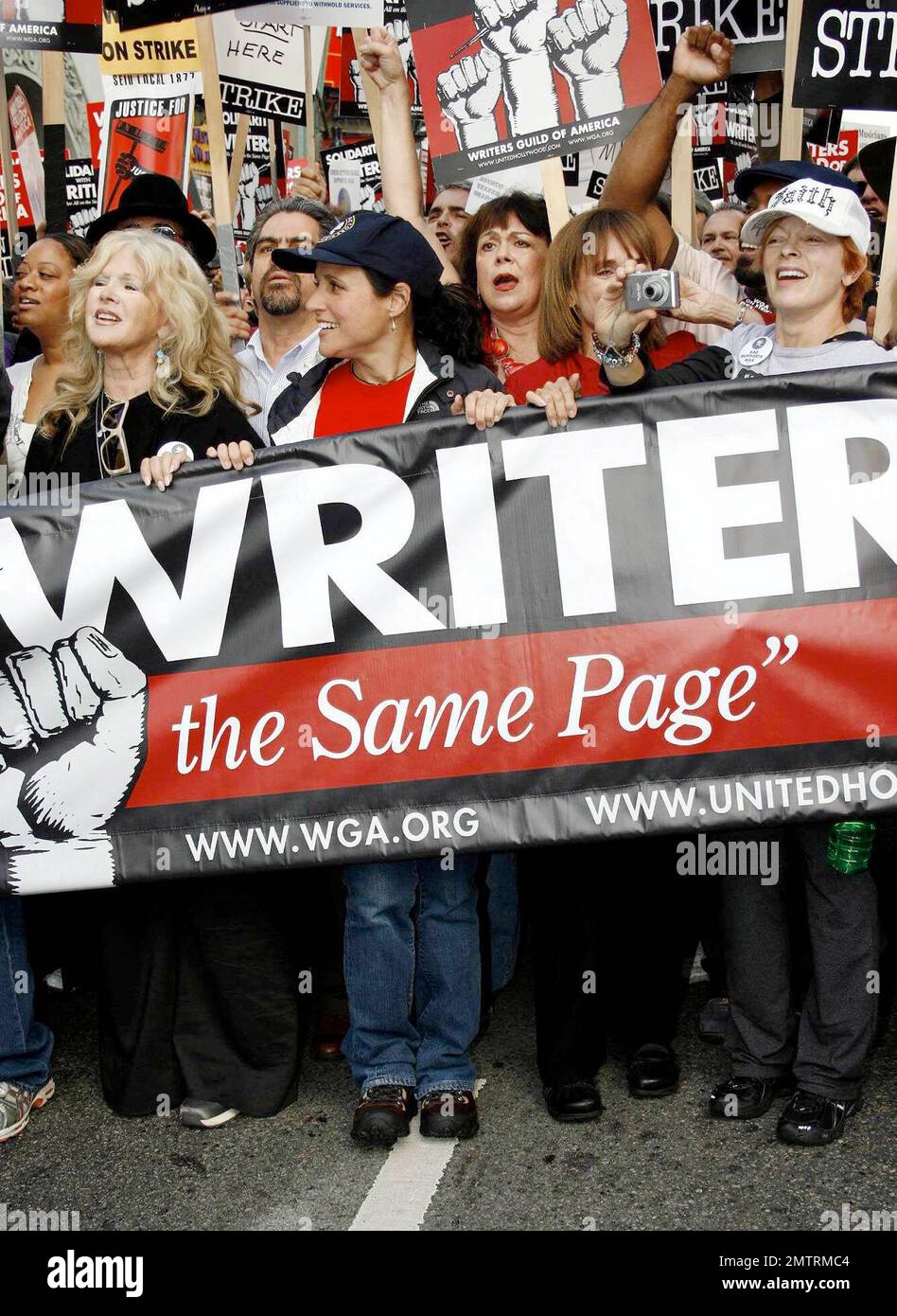 I Teamsters, SAG e altri sindacati hanno mostrato la loro solidarietà con la sorprendente WGA, unendosi in un massiccio rally e marcia a Hollywood. Le celebrità in prima linea includevano Sandra Oh, Julia Louis Dreyfus, Frances Fisher, Connie Stevens, Alan Rosenberg e James L. Brooks, tra gli altri. Si sono visti anche Bill Paxton, il senatore John Edwards e Jenna Elfman. Alicia Keyes si è esibito in un rally che precede la quasi lunga marcia lungo un miglio lungo Hollywood Blvd. Los Angeles, California. 11/20/07. Foto Stock