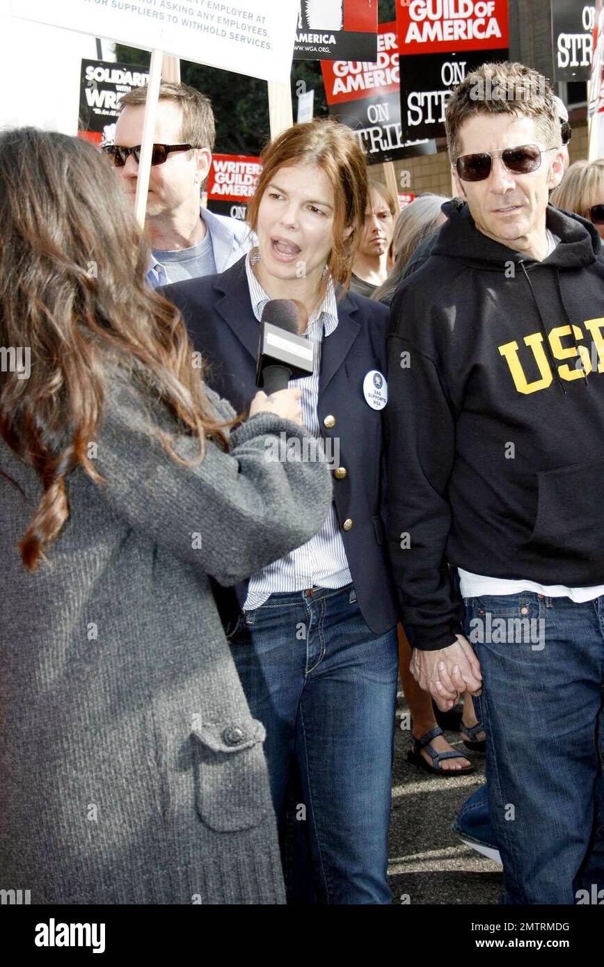 I Teamsters, SAG e altri sindacati hanno mostrato la loro solidarietà con la sorprendente WGA, unendosi in un massiccio rally e marcia a Hollywood. Le celebrità in prima linea includevano Sandra Oh, Julia Louis Dreyfus, Frances Fisher, Connie Stevens, Alan Rosenberg e James L. Brooks, tra gli altri. Si sono visti anche Bill Paxton, il senatore John Edwards e Jenna Elfman. Alicia Keyes si è esibito in un rally che precede la quasi lunga marcia lungo un miglio lungo Hollywood Blvd. Los Angeles, California. 11/20/07. Foto Stock