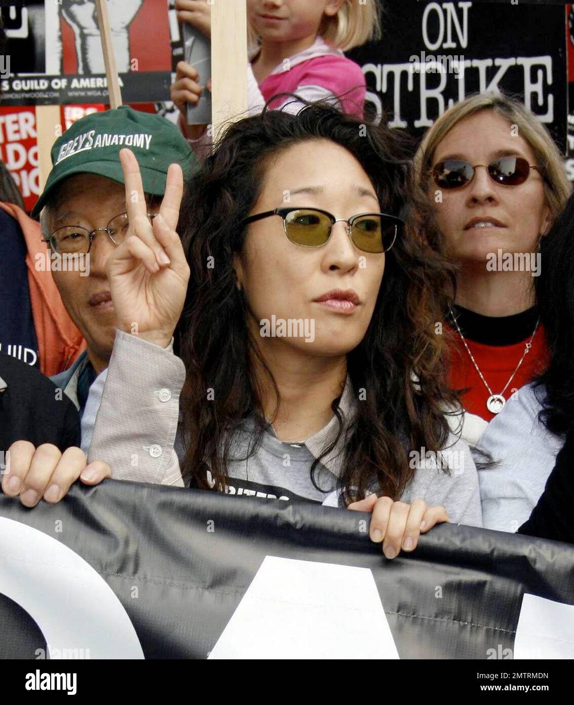 I Teamsters, SAG e altri sindacati hanno mostrato la loro solidarietà con la sorprendente WGA, unendosi in un massiccio rally e marcia a Hollywood. Le celebrità in prima linea includevano Sandra Oh, Julia Louis Dreyfus, Frances Fisher, Connie Stevens, Alan Rosenberg e James L. Brooks, tra gli altri. Si sono visti anche Bill Paxton, il senatore John Edwards e Jenna Elfman. Alicia Keyes si è esibito in un rally che precede la quasi lunga marcia lungo un miglio lungo Hollywood Blvd. Los Angeles, California. 11/20/07. Foto Stock