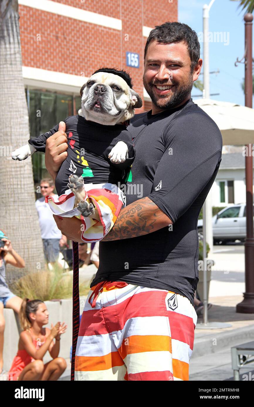 Jeremy Duenas e il suo Bulldog francese, Deagen, hanno vinto il concorso di costumi da padrone-cane lookalike all'evento Surf City Surf Dog di Huntington Beach, California. 29th settembre 2012. Foto Stock