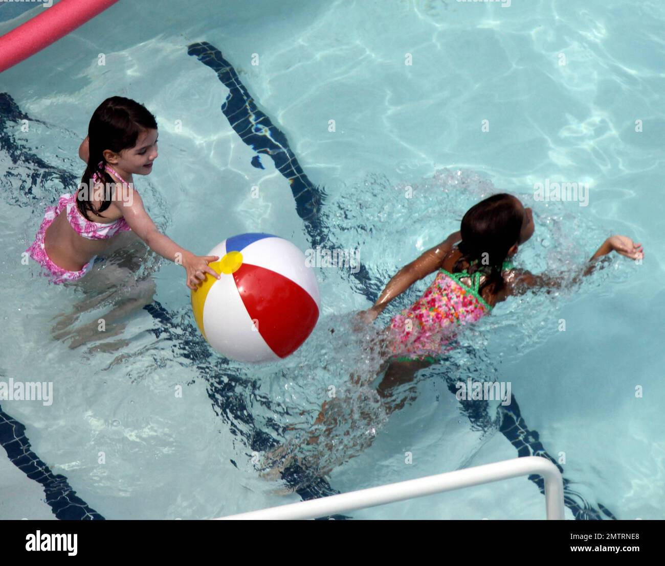 Suri Holmes e sua madre Katie hanno giocato un sacco di giochi con un  piccolo amico nella piscina del loro hotel. Le tre ragazze ballavano come  ballerine in acqua. Miami Beach, Florida