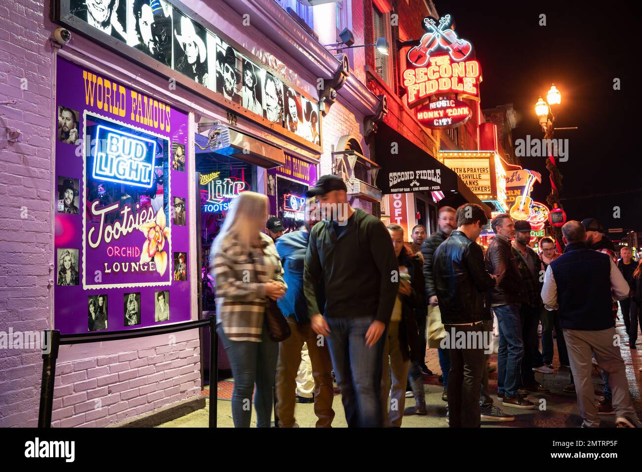 Nashville, Tennesee - 21 gennaio 2023: Scena di strada dalla famosa Lower Broadway a Nashville, Tennessee visto di notte con luci, storico honky-to Foto Stock