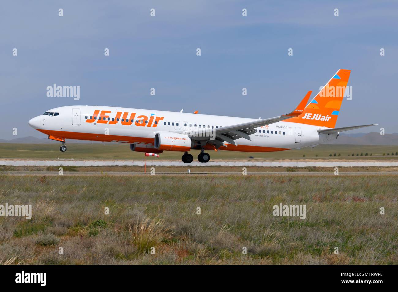 Atterraggio di velivoli Jeju Air Boeing 737. Aereo 737-800 di JEJUAir registrato come hl8333. Foto Stock