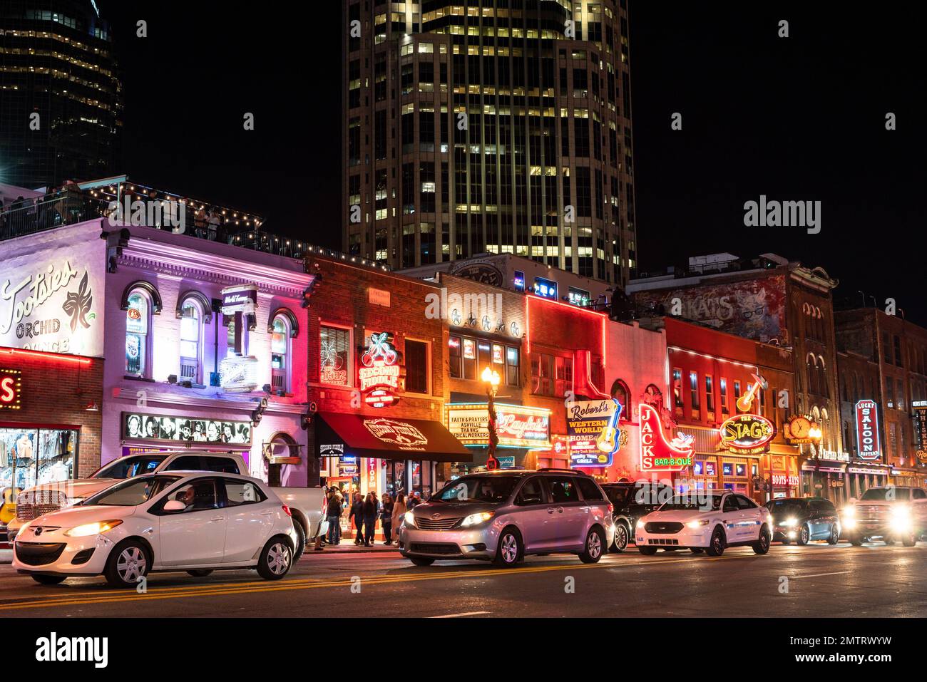 Nashville, Tennesee - 21 gennaio 2023: Scena di strada dalla famosa Lower Broadway a Nashville, Tennessee visto di notte con luci, storico honky-to Foto Stock
