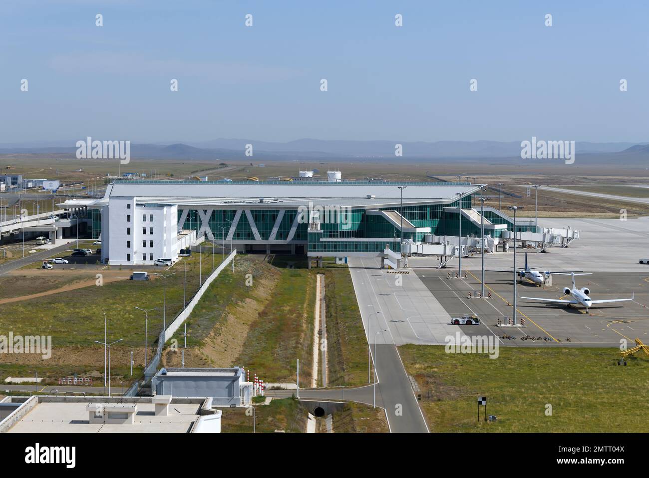 Aeroporto di Ulaanbaatar in Mongolia chiamato Chinggis Khaan International Airport. Nuovo terminal passeggeri dell'aeroporto internazionale di Ulaanbaatar. Nuovo aeroporto UBN. Foto Stock