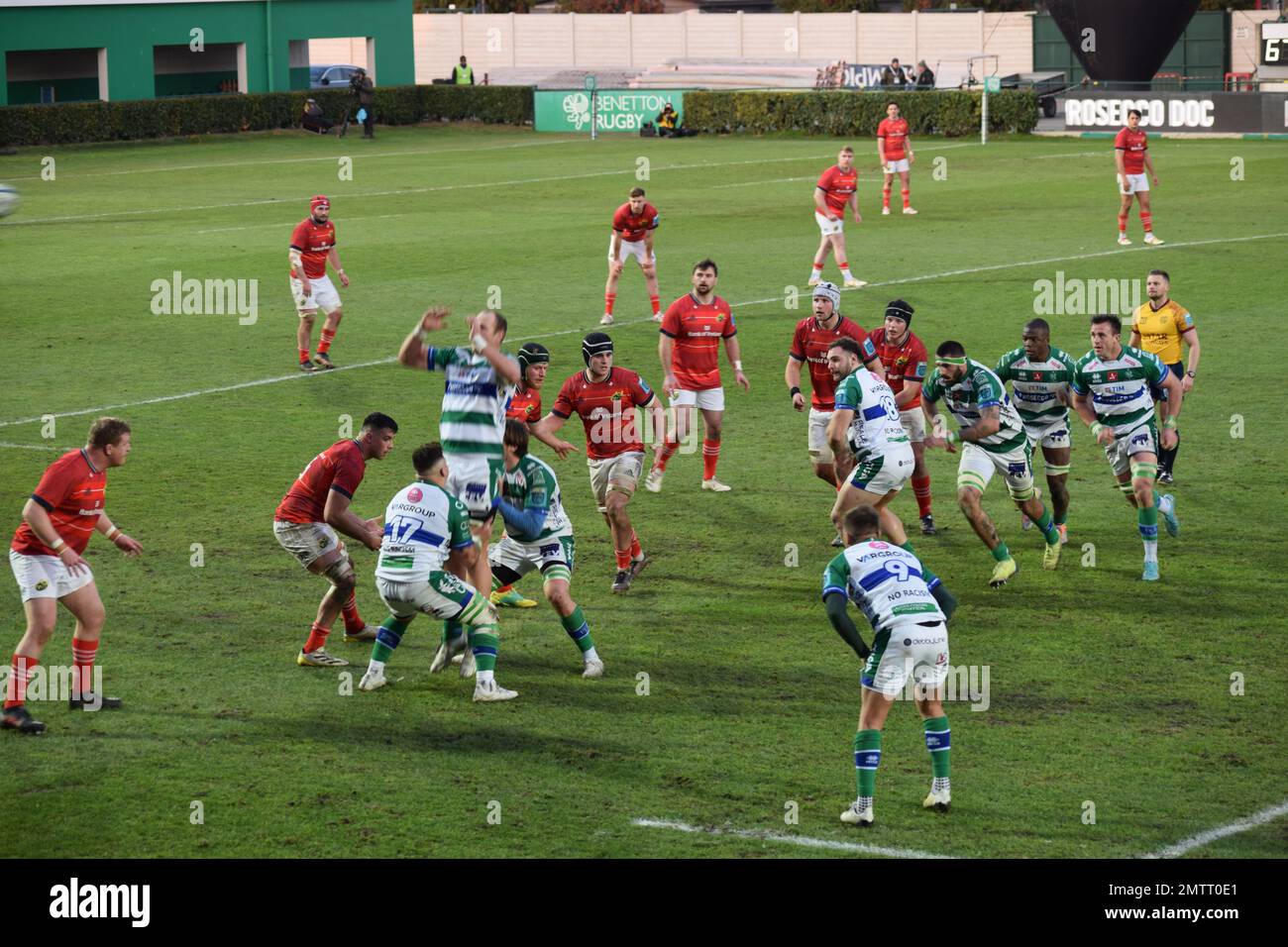 Allineamento a Benetton nella loro partita contro Munster Rugby a Treviso, Italia nell'URC nel gennaio 2023 Foto Stock