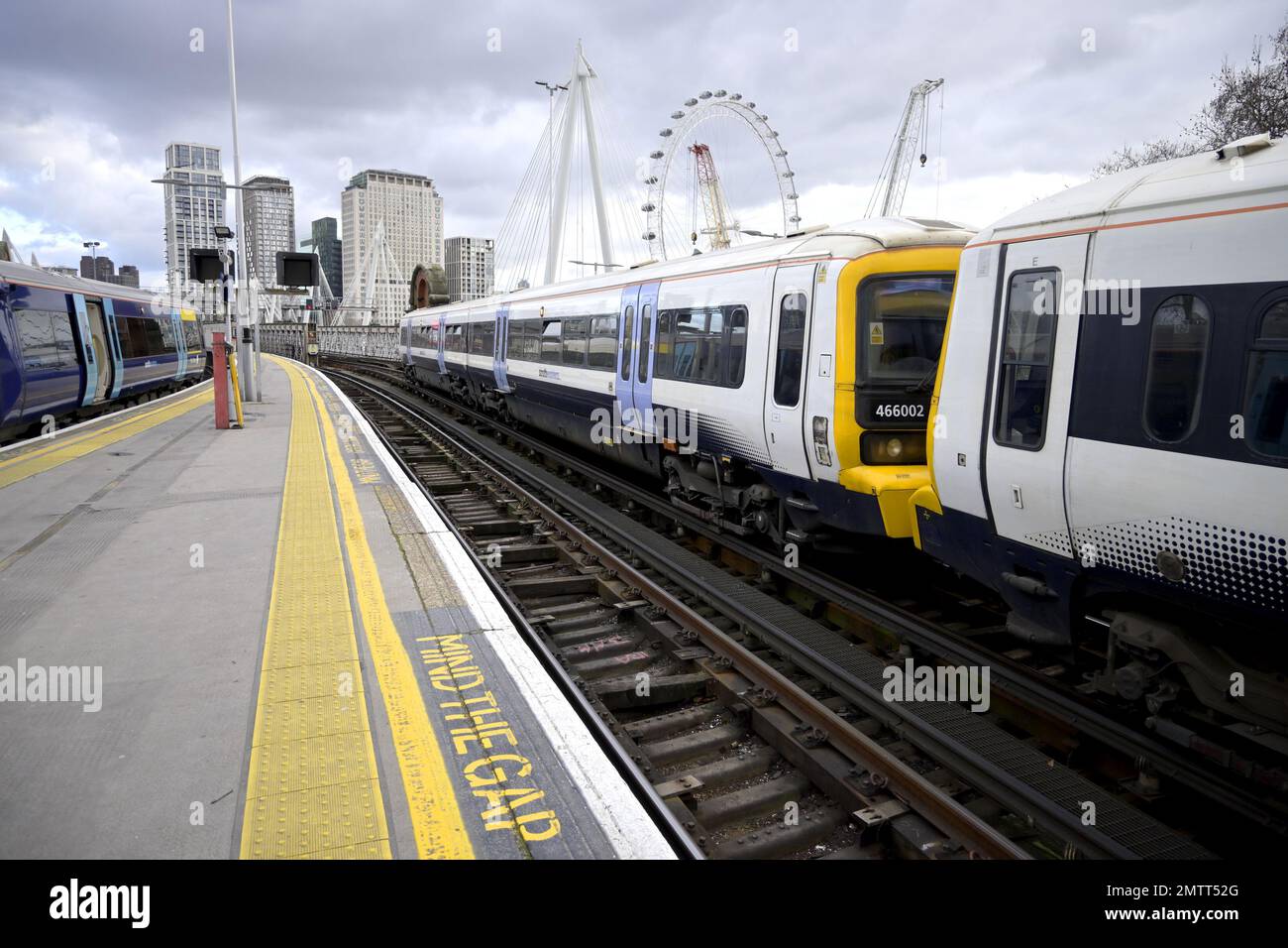 Londra, Inghilterra, Regno Unito. Piattaforma alla stazione principale di Charing Cross, guardando verso la sponda Sud del Tamigi Foto Stock
