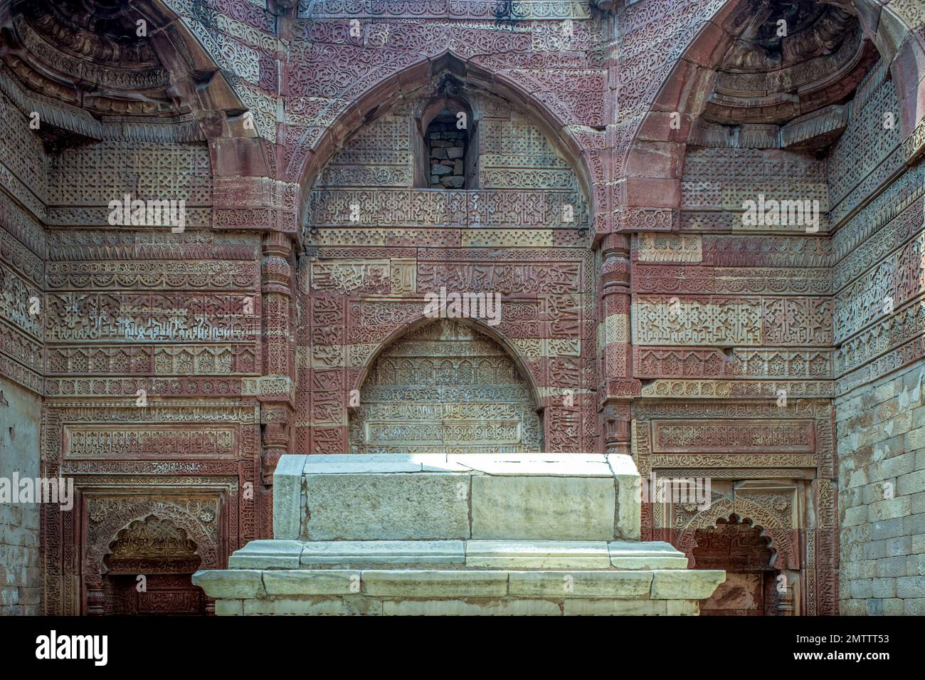 09 27 2009 interno della tomba storica di Iltutmish, Qutub Minar, Delhi, India Foto Stock