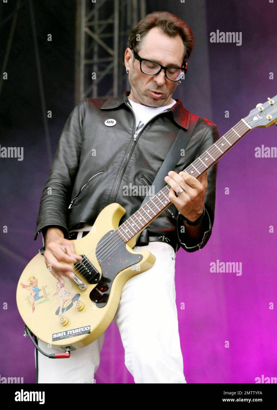 Mike Dimkich della rock band inglese The Cult al Sonisphere Festival, un evento musicale itinerante rock, metal, electro e punk tenuto presso la Knebworth House and Park. Knebworth, Regno Unito. 08/01/10. . Foto Stock