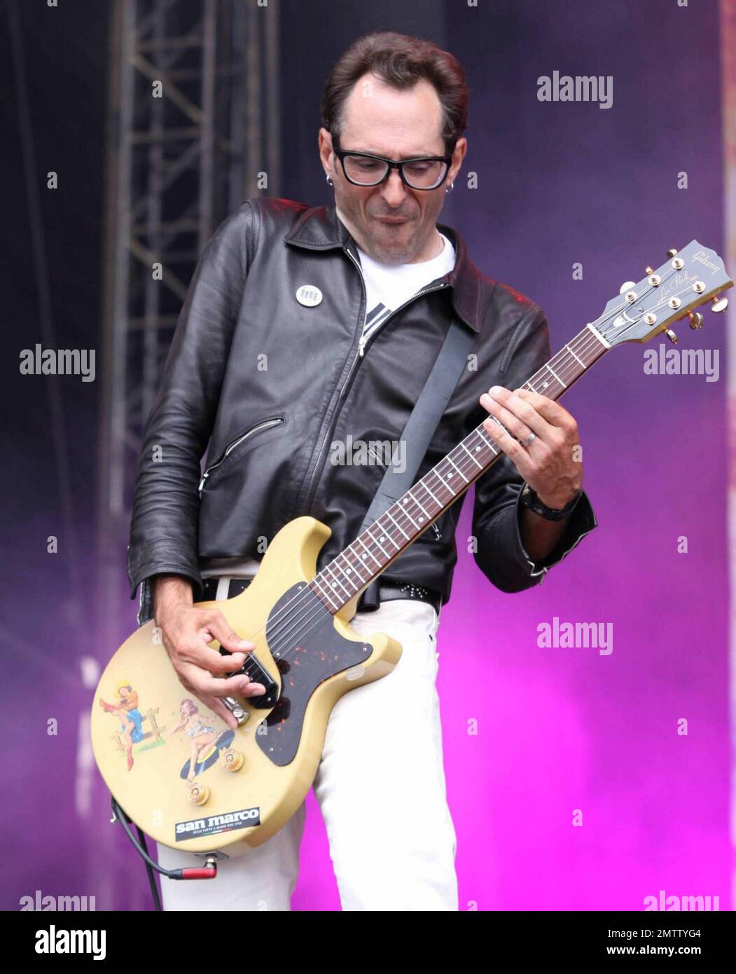 Mike Dimkich della rock band inglese The Cult al Sonisphere Festival, un evento musicale itinerante rock, metal, electro e punk tenuto presso la Knebworth House and Park. Knebworth, Regno Unito. 08/01/10. . Foto Stock