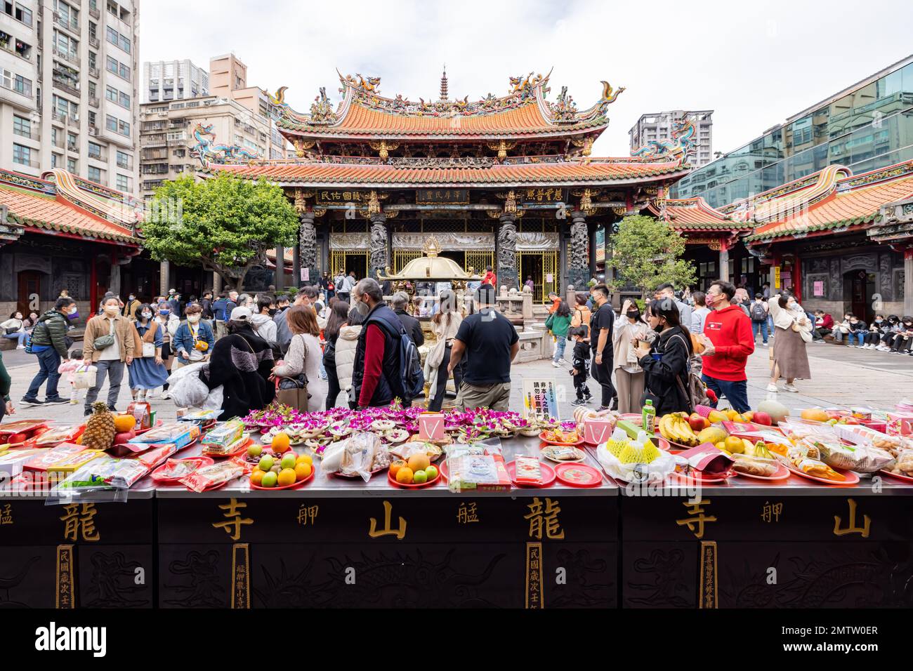 Taipei, 1 2023 GENNAIO - sparo diurno di molte persone che visitano il Tempio di Lungshan Foto Stock