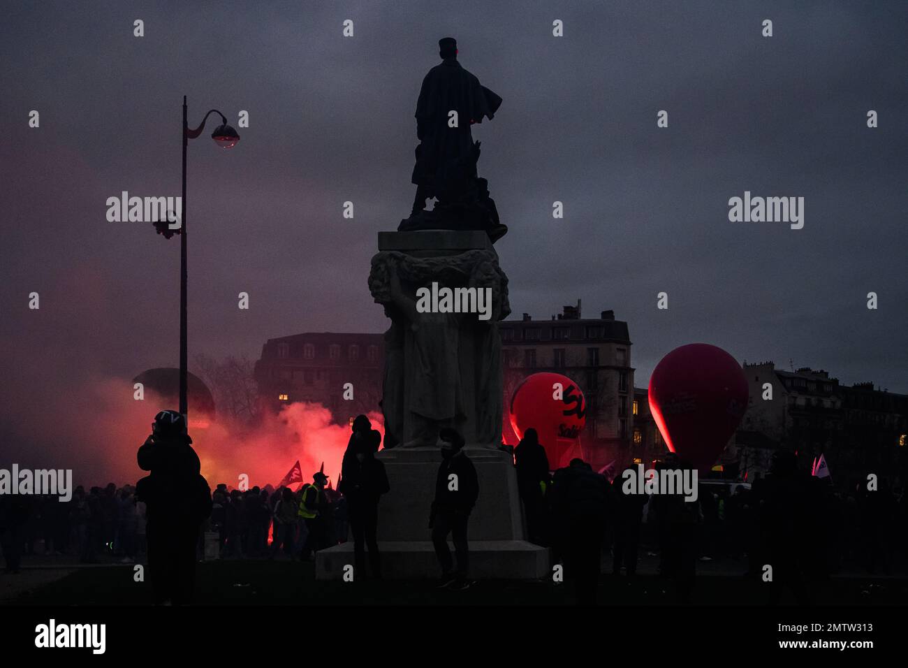 Julien Mattia / le Pictorium - dimostrazione contro la nuova riforma pensionistica, a Parigi il 31 gennaio 2023 - 31/1/2023 - Francia / Parigi / Parigi - le processioni sindacali arrivano in ritardo sulla piazza Vauban durante la manifestazione contro la nuova riforma pensionistica, a Parigi il 31 gennaio 2023 Foto Stock