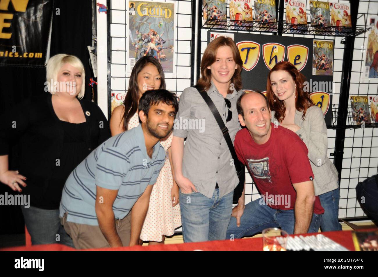 Il cast di 'The Guild', Robin Thorsen, Sandeep Parikh, Amy Okuda, Vincent caso, Jeff Lewis e Felicia Day in occasione di un evento di firma di fumetti che si svolge al Golden Apple Comics di Hollywood, California. 4/2/10. Foto Stock