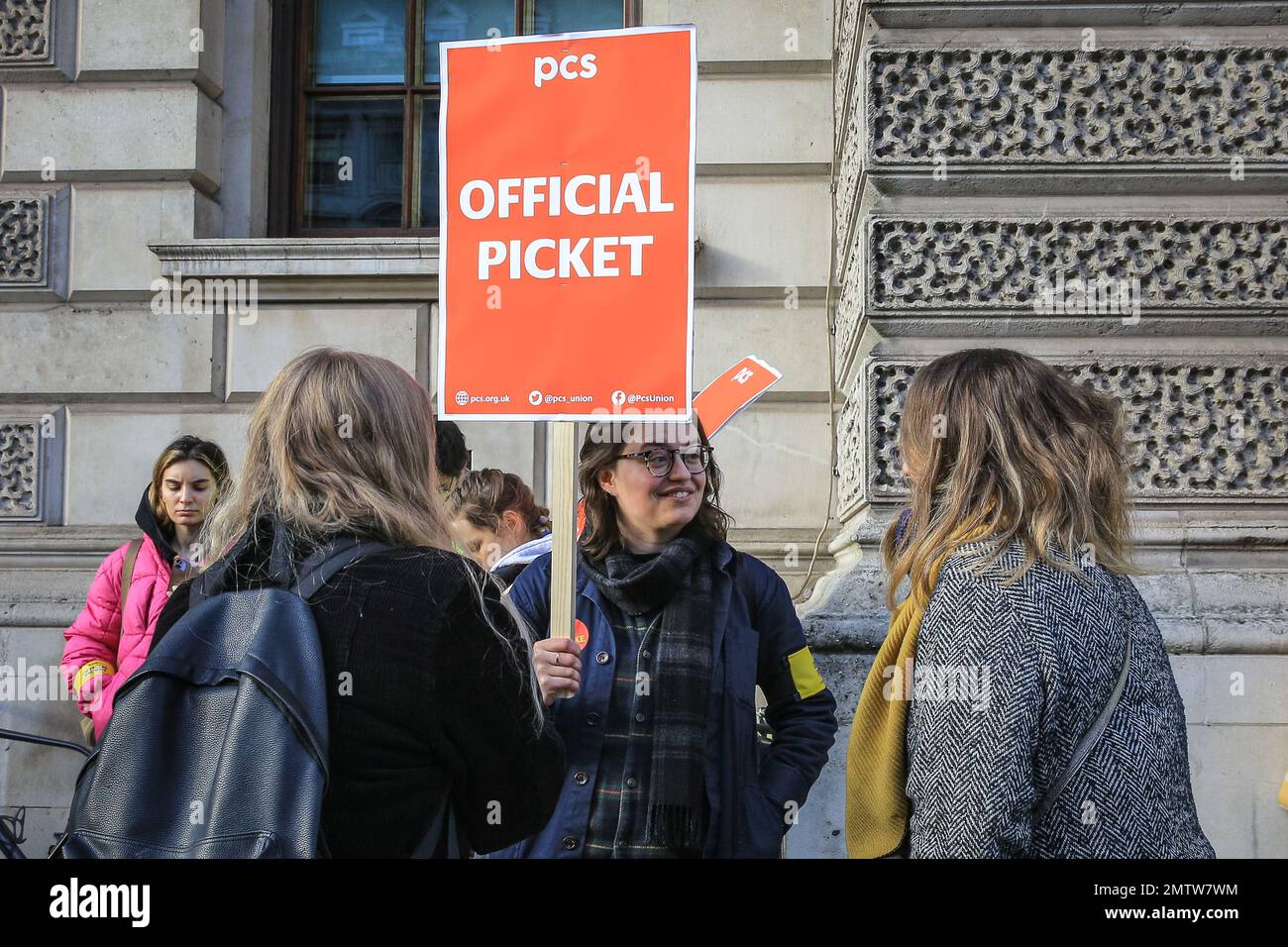 Londra, Regno Unito. 01st Feb, 2023. I membri del PCS si uniscono su una linea di picket al di fuori del Dipartimento di digitale, Cultura, Media e Sport, prima di unirsi più tardi nel tuc marzo a Downing Street Credit: Imageplotter/Alamy Live News Foto Stock