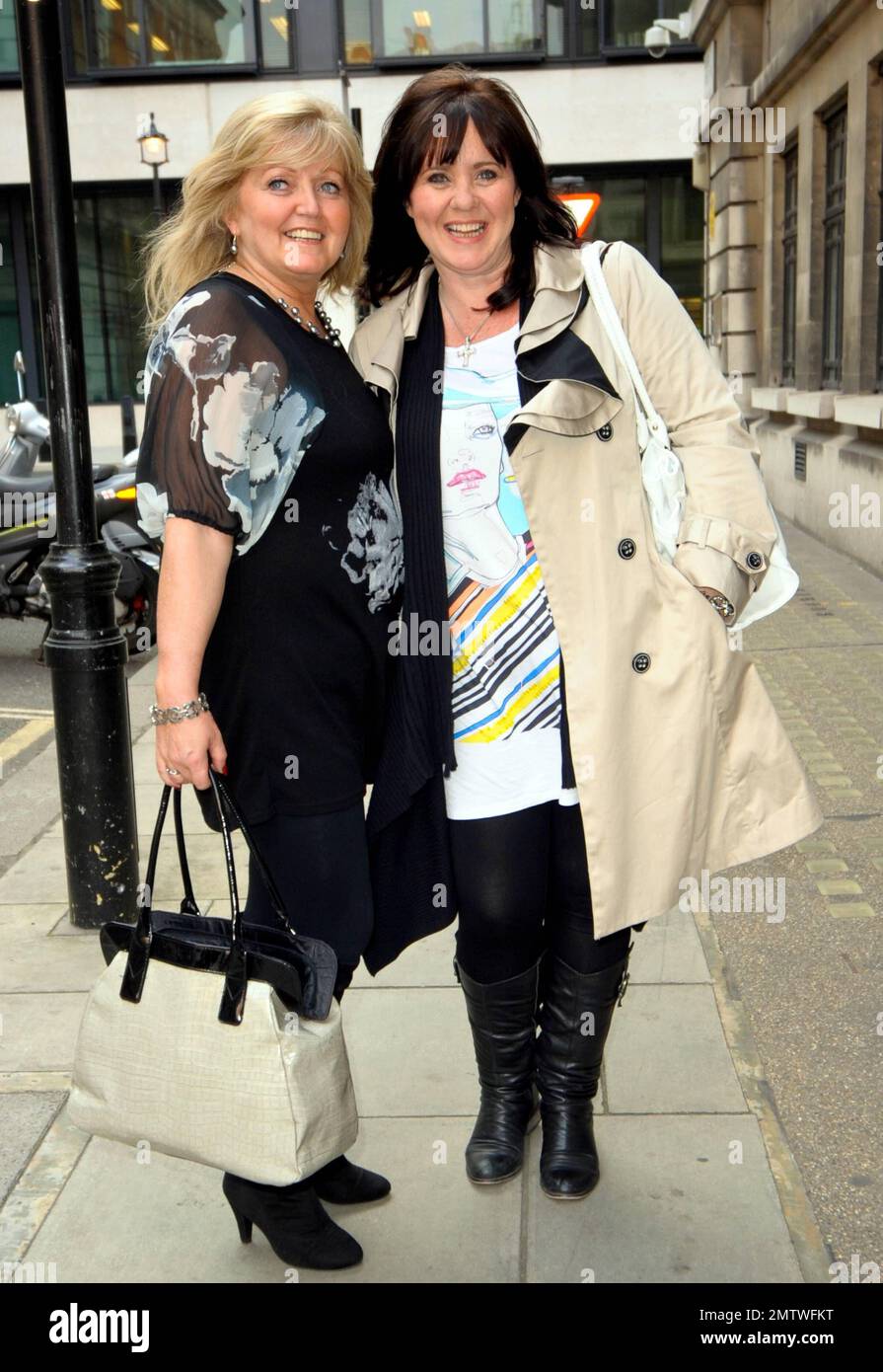 Coleen e Linda Nolan of the Nolans, una band irlandese all-female composta da un gruppo di sorelle e meglio conosciuta per la loro canzone 'i'm in the Mood for Dancing, sono tutti sorrisi che si posano per le foto alla BBC radio 2. Londra, Regno Unito. 4/18/11. Foto Stock