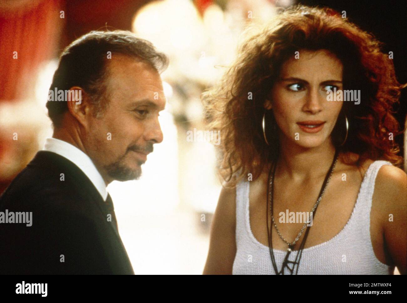 Pretty Woman Year : 1990 USA Director : Garry Marshall Hector Elizondo , Julia Roberts Foto Stock