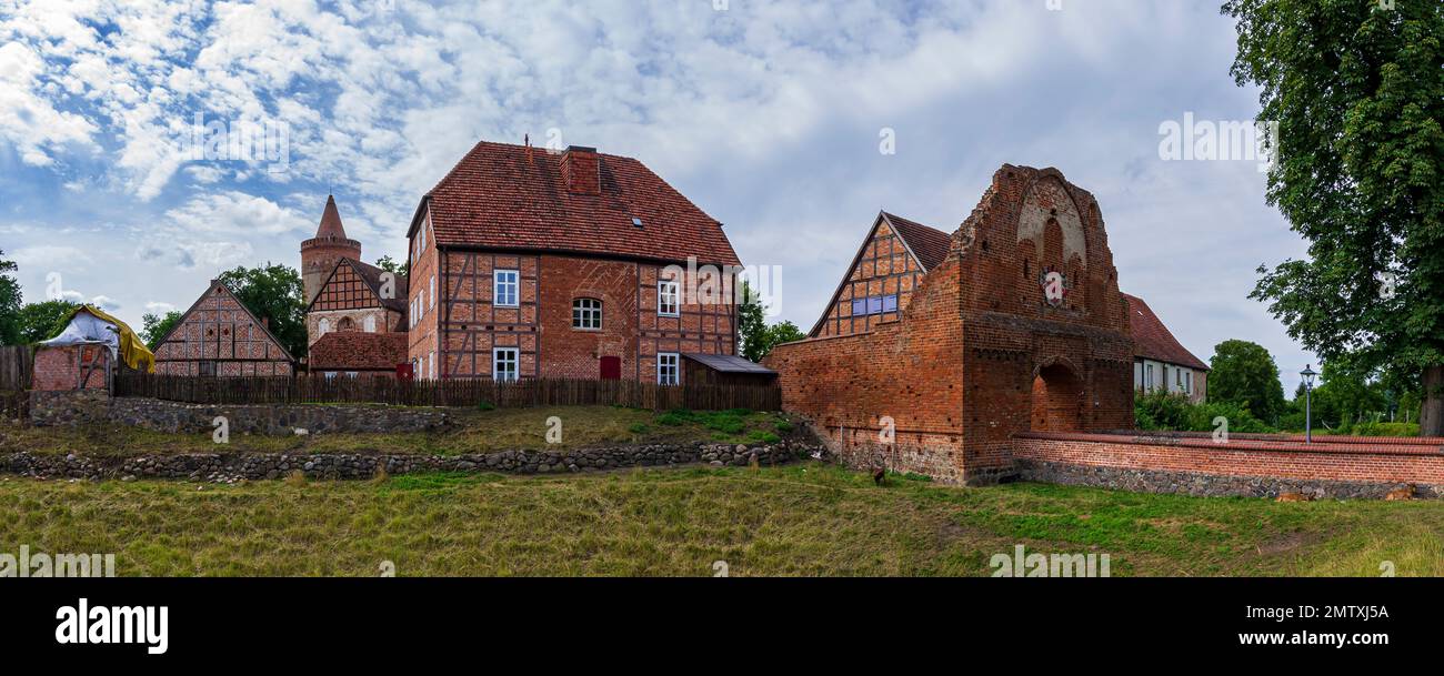 Castello di Stargard, un castello medievale in cima alla collina del 12th ° secolo, a Burg Stargard, Meclemburgo-Pomerania occidentale, Germania. Foto Stock