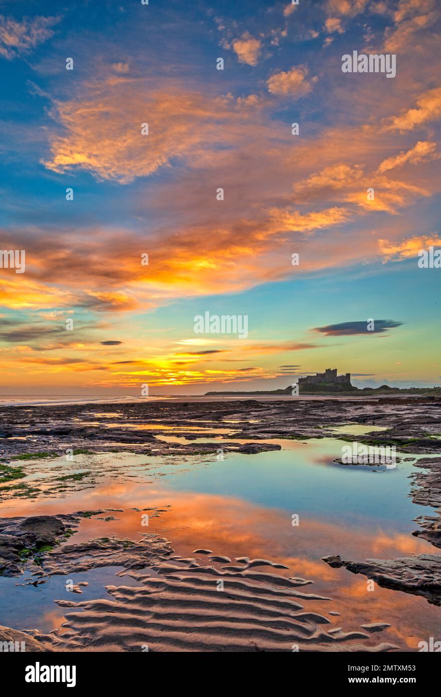 Castello di Bamburgh all'alba, Bamburgh, Northumberland, Inghilterra, Regno Unito Foto Stock