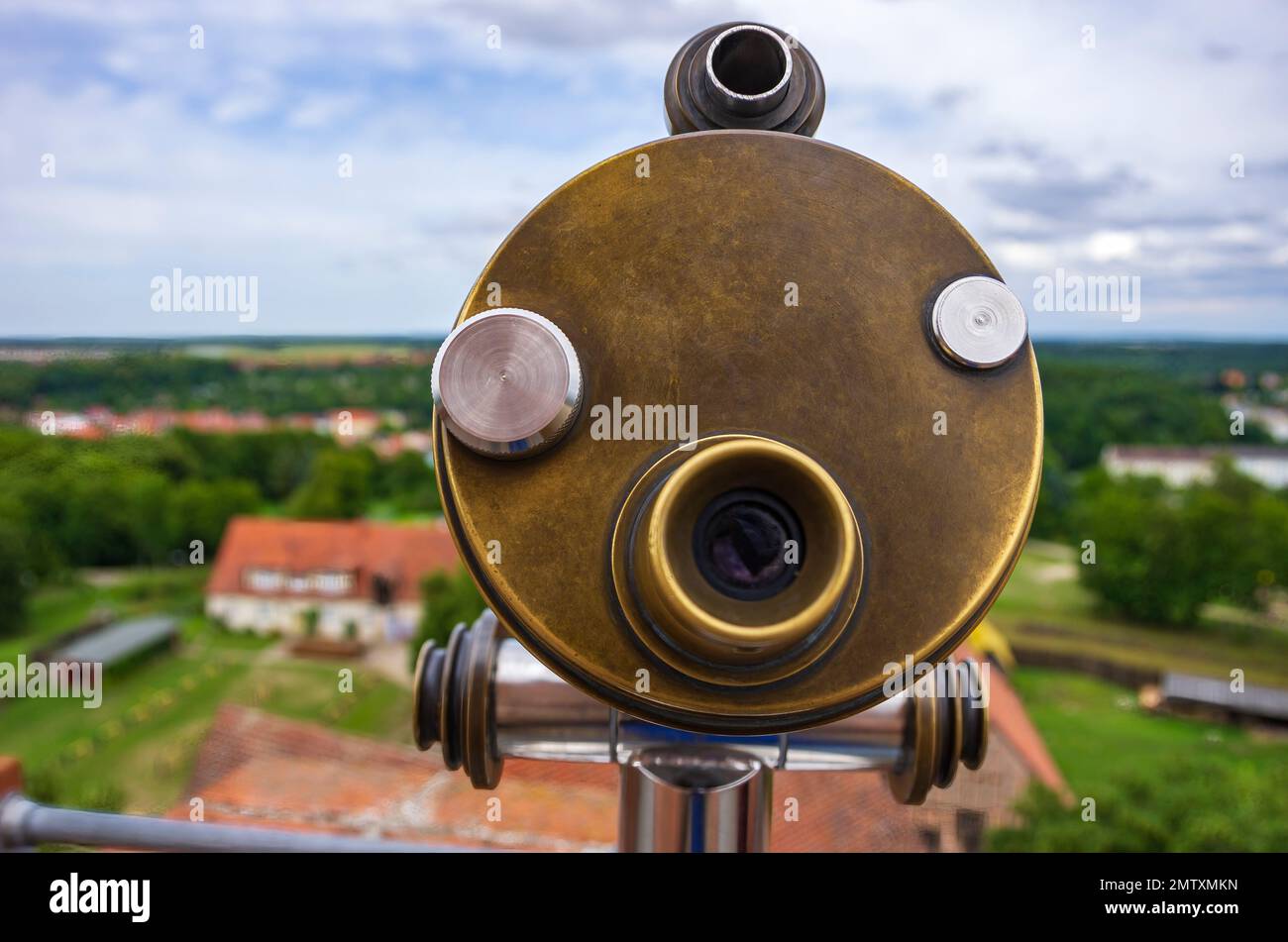 Cannocchiale e vista dalla fortezza sulla campagna circostante del Castello di Stargard, a Burg Stargard, Meclemburgo-Pomerania occidentale, Germania. Foto Stock