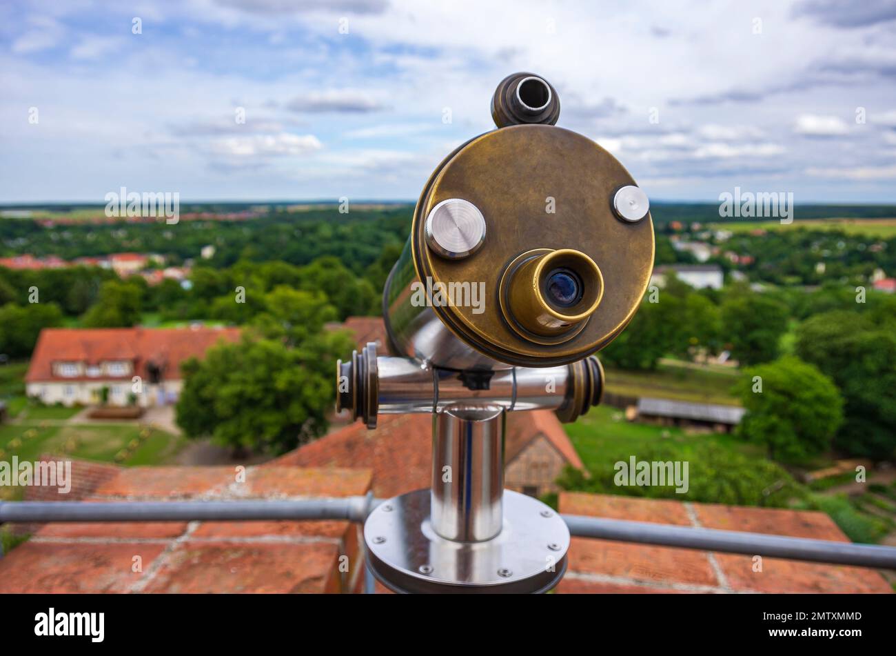 Cannocchiale e vista dalla fortezza sulla campagna circostante del Castello di Stargard, a Burg Stargard, Meclemburgo-Pomerania occidentale, Germania. Foto Stock