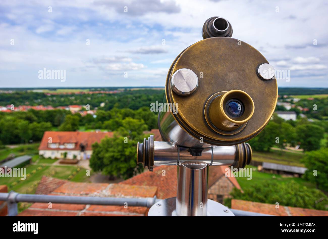 Cannocchiale e vista dalla fortezza sulla campagna circostante del Castello di Stargard, a Burg Stargard, Meclemburgo-Pomerania occidentale, Germania. Foto Stock