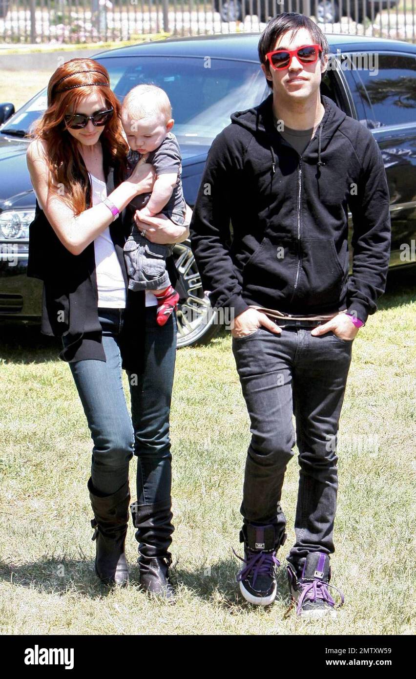 Ashle Simpson e Pete Wentz portano il loro figlio Bronx Mowgli al 20th° anniversario di Un carnevale degli Eroi celebrità a beneficio della Elizabeth Glaser Pediatric Aids Foundation. Los Angeles, California. 06/07/2009. Foto Stock