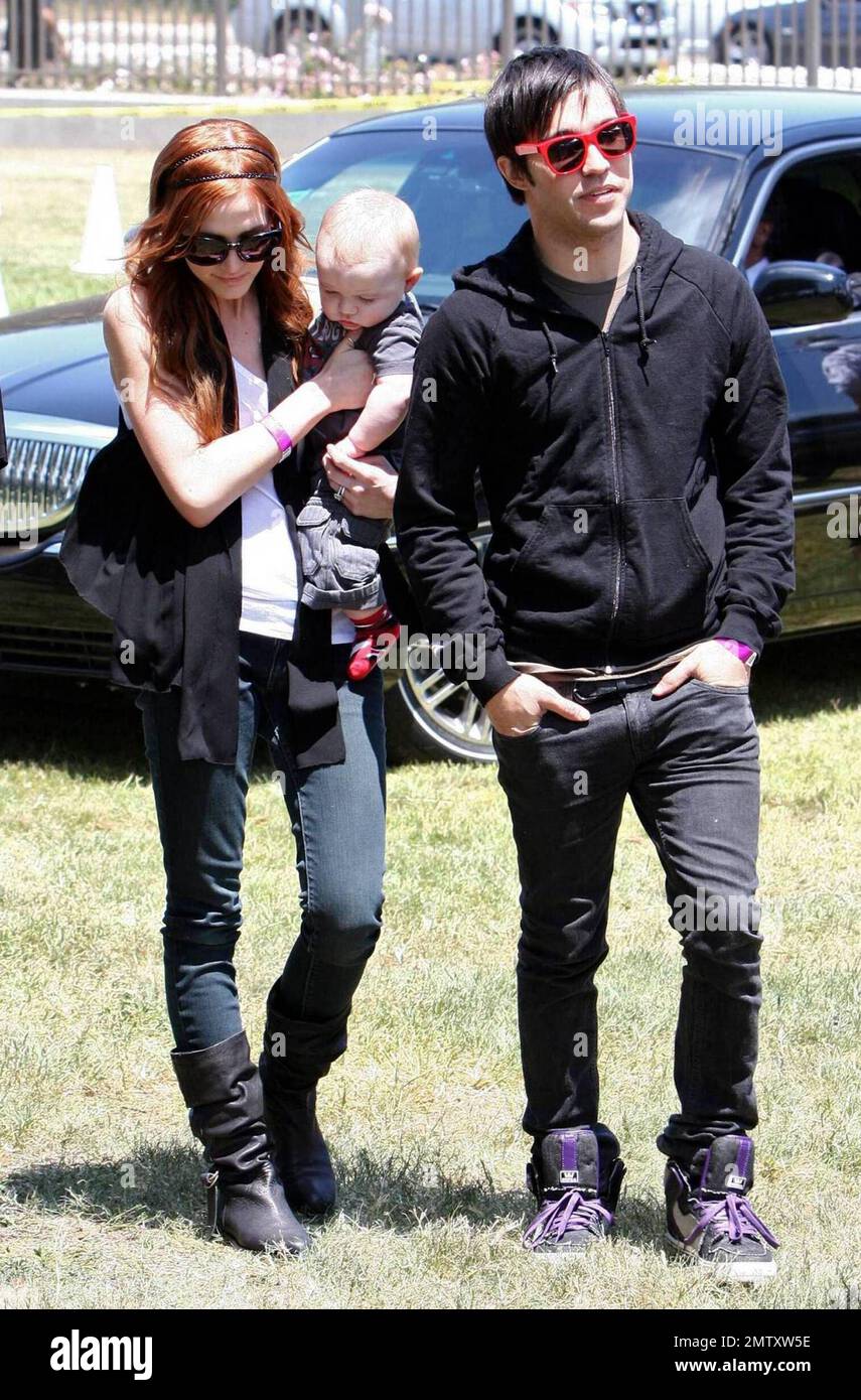 Ashle Simpson e Pete Wentz portano il loro figlio Bronx Mowgli al 20th° anniversario di Un carnevale degli Eroi celebrità a beneficio della Elizabeth Glaser Pediatric Aids Foundation. Los Angeles, California. 06/07/2009. Foto Stock