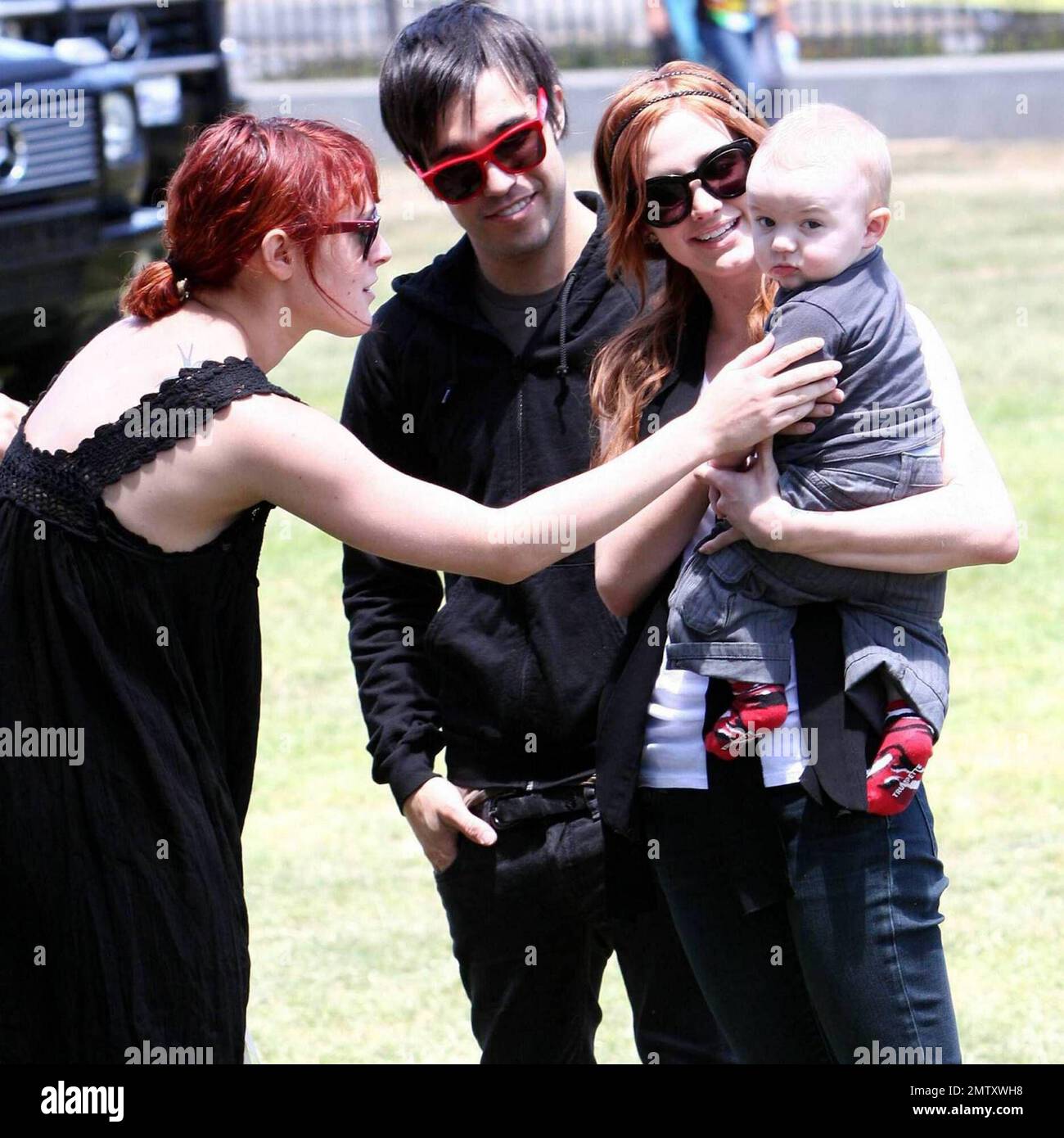 Ashle Simpson e Pete Wentz portano il loro figlio Bronx Mowgli al 20th° anniversario di Un carnevale degli Eroi celebrità a beneficio della Elizabeth Glaser Pediatric Aids Foundation. Los Angeles, California. 06/07/2009. . Foto Stock