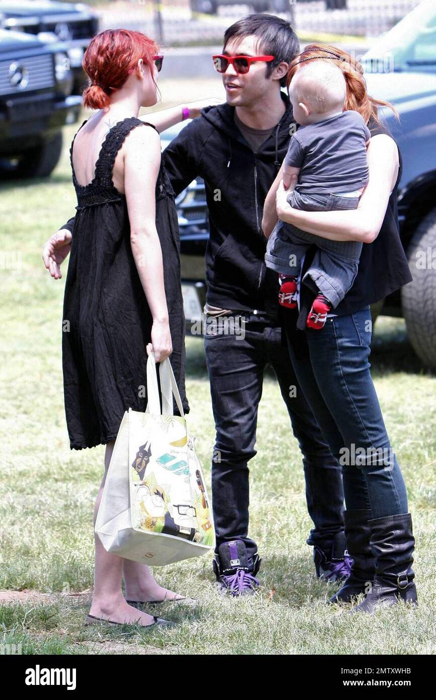 Ashle Simpson e Pete Wentz portano il loro figlio Bronx Mowgli al 20th° anniversario di Un carnevale degli Eroi celebrità a beneficio della Elizabeth Glaser Pediatric Aids Foundation. Los Angeles, California. 06/07/2009. . Foto Stock