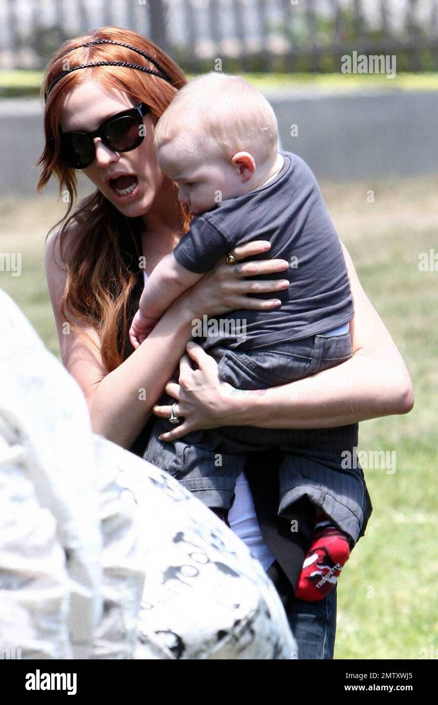 Ashle Simpson e Pete Wentz portano il loro figlio Bronx Mowgli al 20th° anniversario di Un carnevale degli Eroi celebrità a beneficio della Elizabeth Glaser Pediatric Aids Foundation. Los Angeles, California. 06/07/2009. . Foto Stock