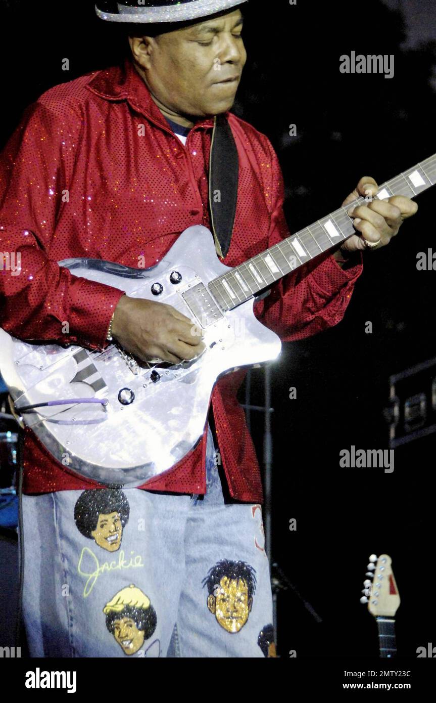 Il cantante e chitarrista Tito Jackson, il fratello maggiore del cantante tardivo Michael Jackson, si esibisce dal vivo al 21st° Festival Africano delle Arti tenutosi a Washington Park. Jackson, sostenuto da una band di otto pezzi e quattro cantanti di backup, ha eseguito brani blues che ha presentato per la prima volta durante la serie TV A&e 'The Jacksons: A Family Dynasty'. Ha rimosso il suo cappello del bowler ed ha indossato una parrucca afro durante una parte del suo insieme in cui ha trattato il pubblico ad un medley dei colpi precedenti di Jackson 5, compreso ABC e IÕll essere là, con l'aiuto dei suoi cantanti di riserva femminili del sequin-clad. Chicago, Illinois. 09 Foto Stock