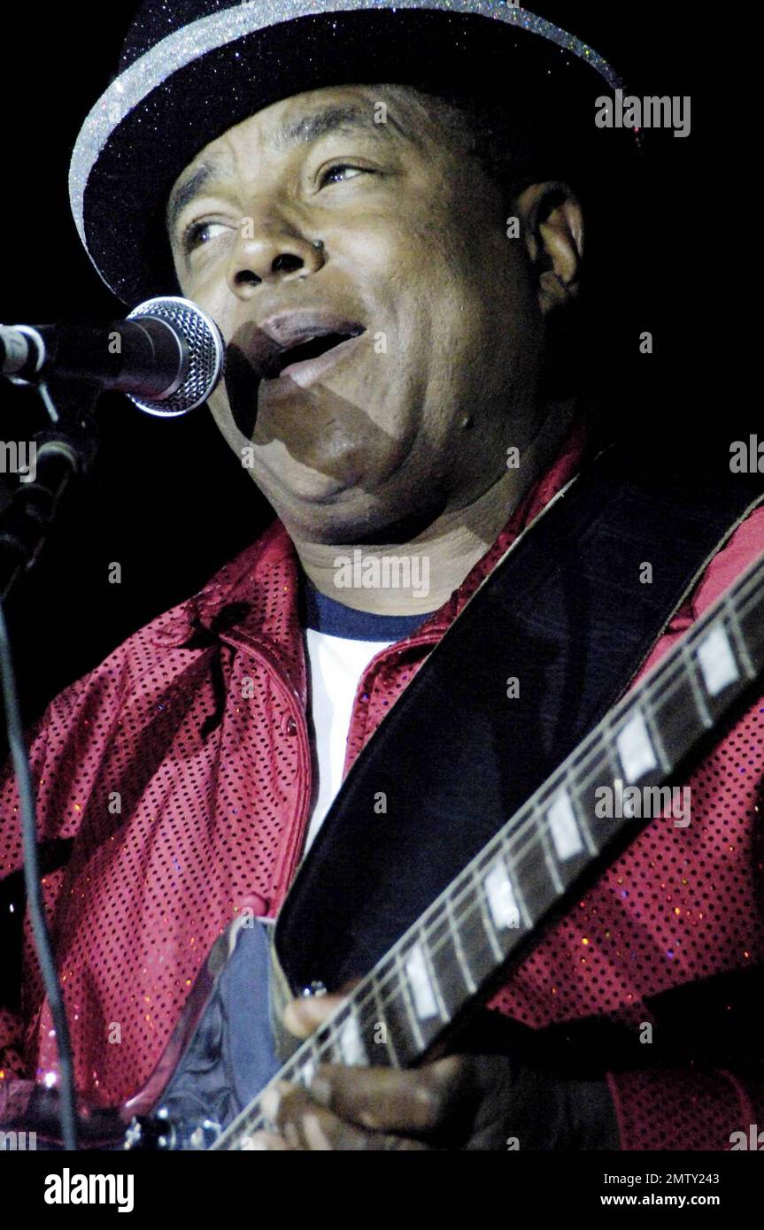 Il cantante e chitarrista Tito Jackson, il fratello maggiore del cantante tardivo Michael Jackson, si esibisce dal vivo al 21st° Festival Africano delle Arti tenutosi a Washington Park. Jackson, sostenuto da una band di otto pezzi e quattro cantanti di backup, ha eseguito brani blues che ha presentato per la prima volta durante la serie TV A&e 'The Jacksons: A Family Dynasty'. Ha rimosso il suo cappello del bowler ed ha indossato una parrucca afro durante una parte del suo insieme in cui ha trattato il pubblico ad un medley dei colpi precedenti di Jackson 5, compreso ABC e IÕll essere là, con l'aiuto dei suoi cantanti di riserva femminili del sequin-clad. Chicago, Illinois. 09 Foto Stock