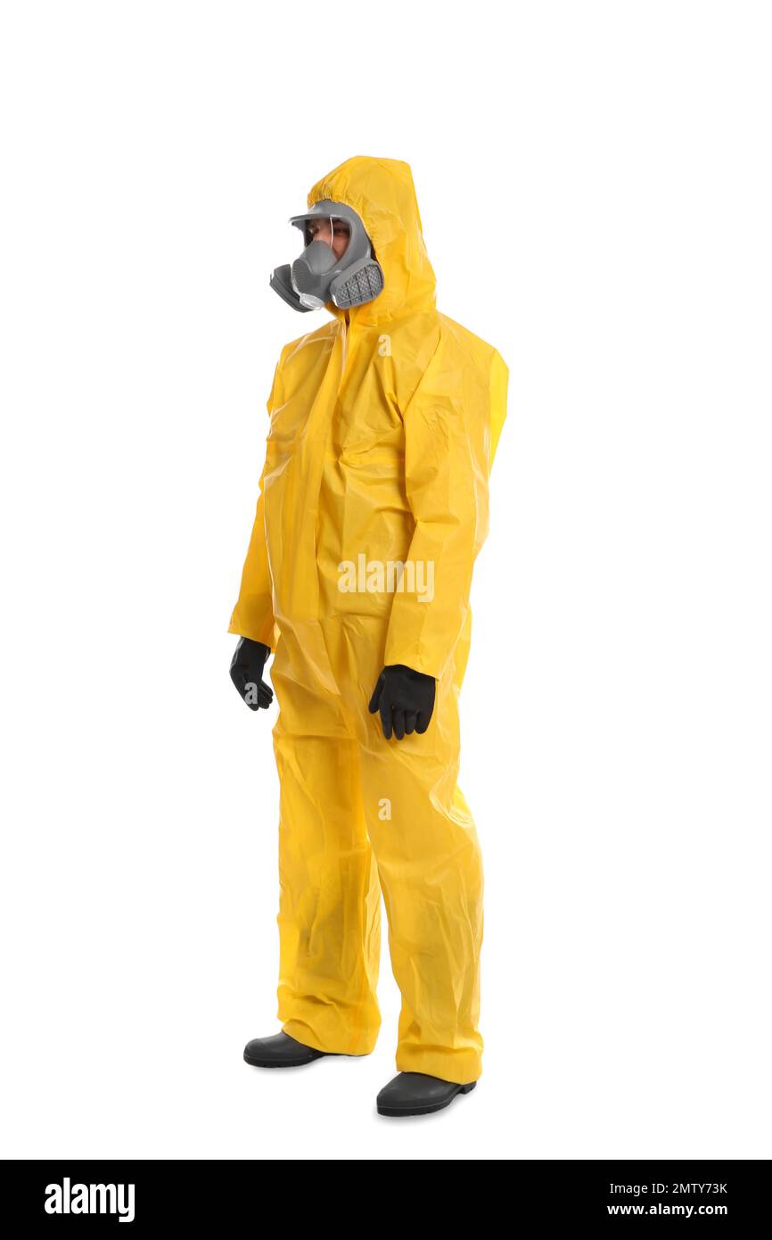 Uomo che indossa tuta protettiva chimica su sfondo bianco. Ricerca sui virus Foto Stock