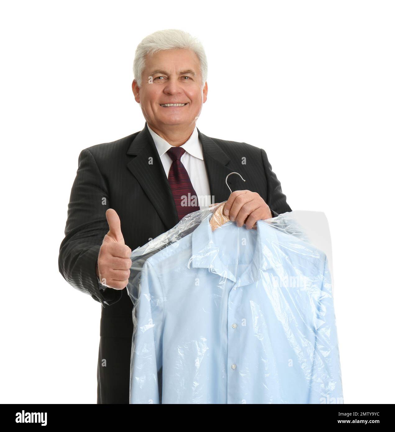 Gruccia uomo anziano con camicia in sacchetto di plastica su sfondo bianco.  Servizio di lavaggio a secco Foto stock - Alamy