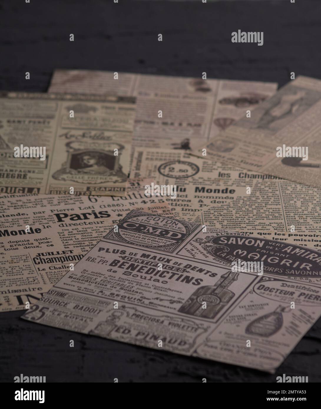 foto di vecchi articoli di giornale sul tavolo Foto Stock