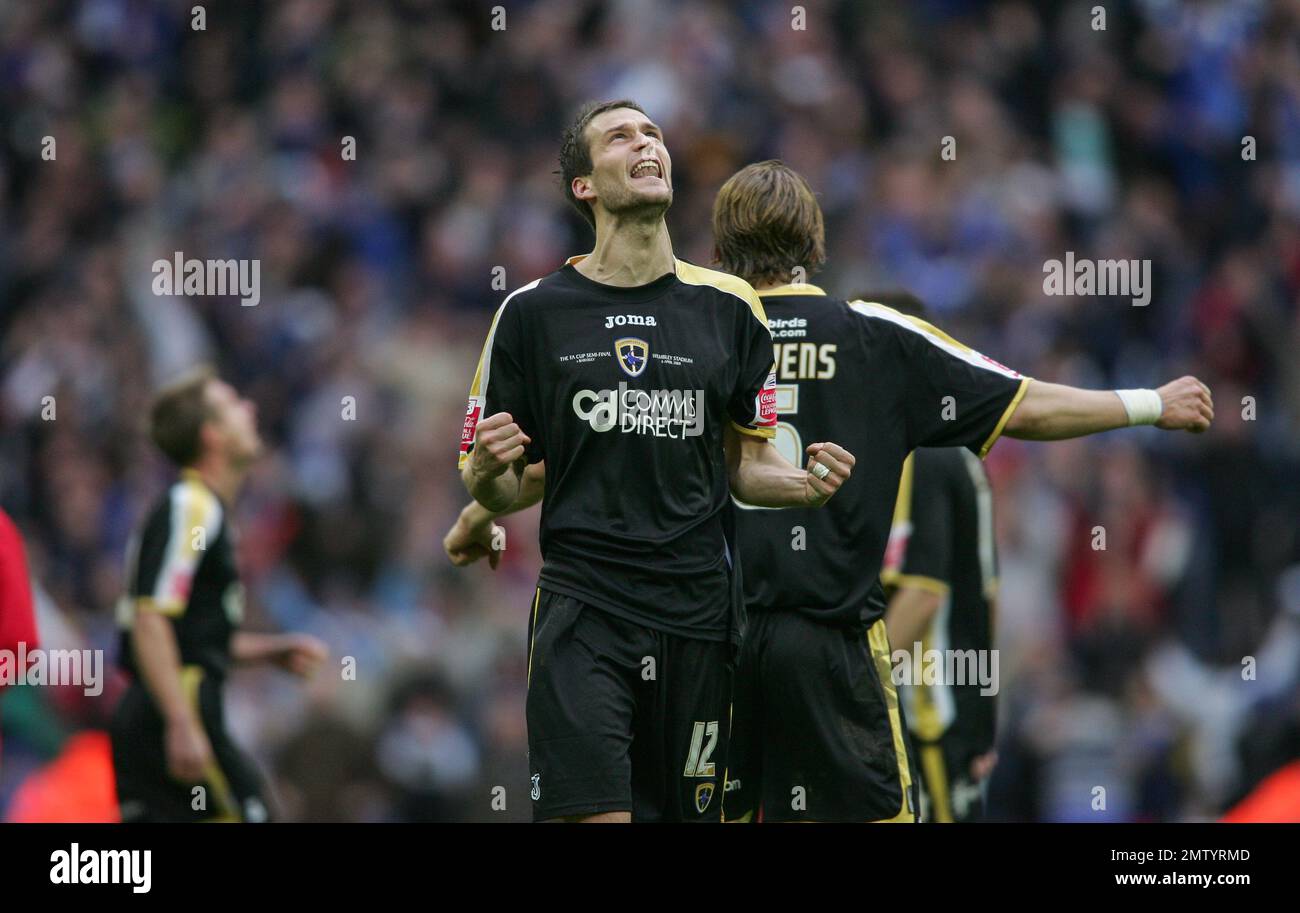 Rodger Johnson e Glen Loovens celebrano la vittoria della città di Cardiff su Barnsley nella semifinale di fa Cup allo stadio di Wembley il 6 aprile 2008 con un obiettivo a zero. Questa immagine è vincolata dalle restrizioni Dataco su come può essere utilizzata. SOLO USO EDITORIALE non utilizzare con audio, video, dati, elenchi di attrezzi, loghi di club/campionato o servizi "live" non autorizzati. Utilizzo online in-match limitato a 120 immagini, senza emulazione video. Non è consentito l'uso in scommesse, giochi o pubblicazioni per club/campionato/giocatore singolo Foto Stock