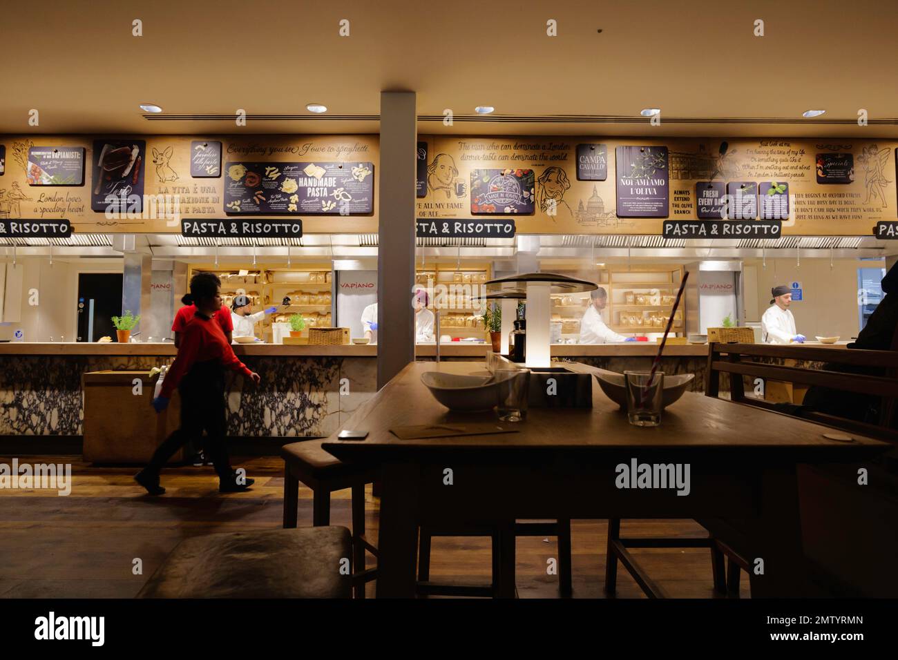 Londra - 02 27 2022: Chef in cucina al ristorante Vapiano in Tottenham Court Road con cameriere e vaporizzatore Foto Stock