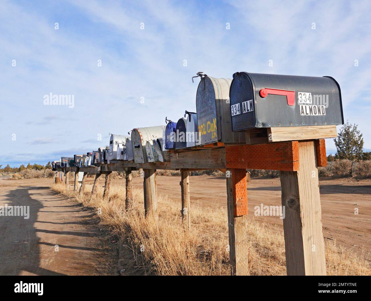Una lunga fila di caselle postali rurali in una comunità isolata, fuori dalla rete, vicino a Bend, Oregon. Foto Stock