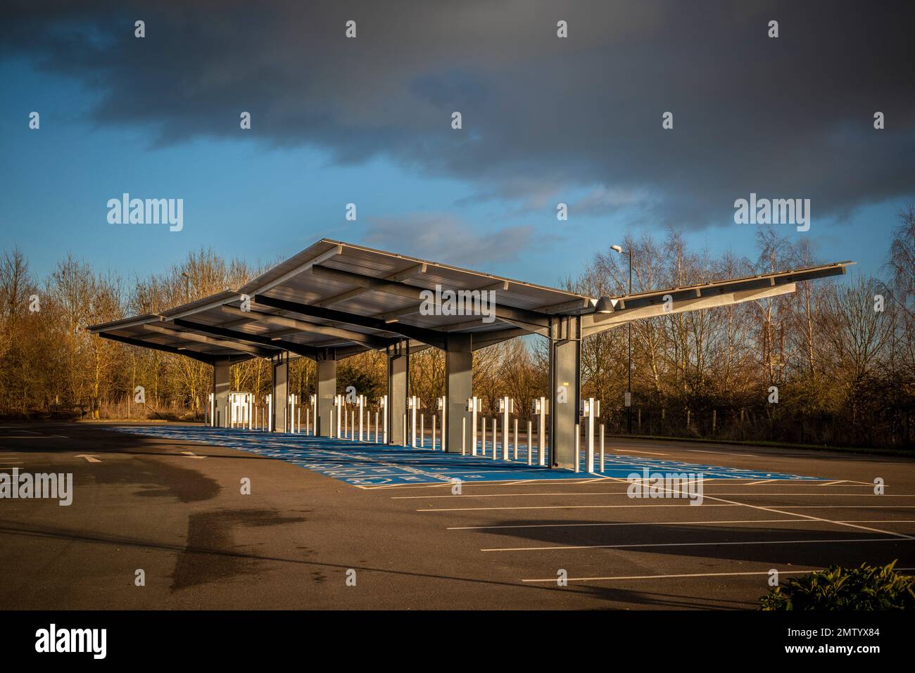 Stazione di ricarica per veicoli elettrici con copertura a pannello solare al parco e sito di corsa di Monks Cross. York. North Yorkshire. REGNO UNITO Foto Stock