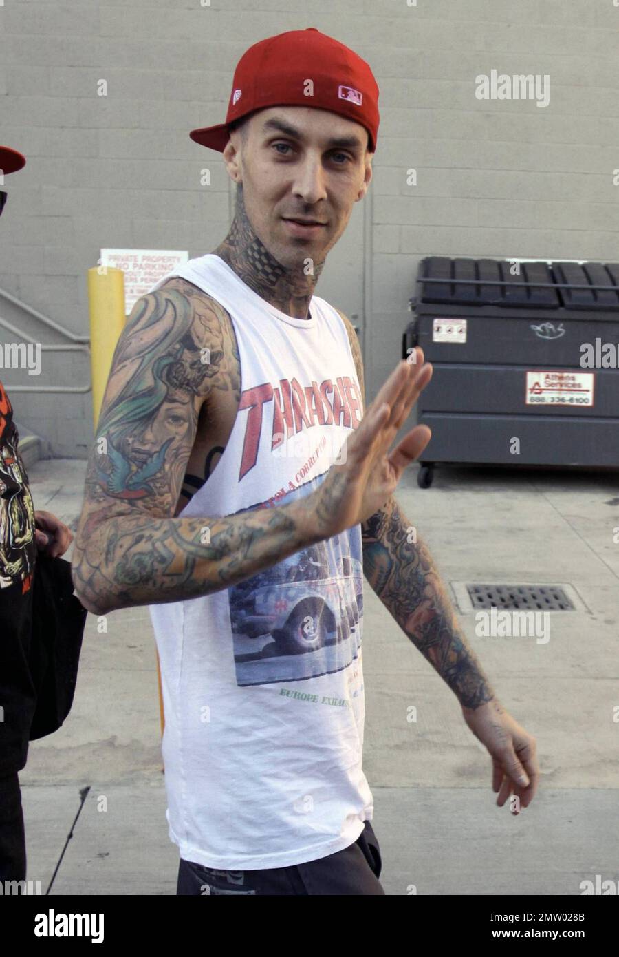 Il batterista Travis Barker Blink-182 saluta i fan e firma autografi mentre  arriva agli studi 'Jimmy Kimmel Live' con la figlia Alabama Luella in TOW.  Los Angeles, California. 2/10/11 Foto stock - Alamy