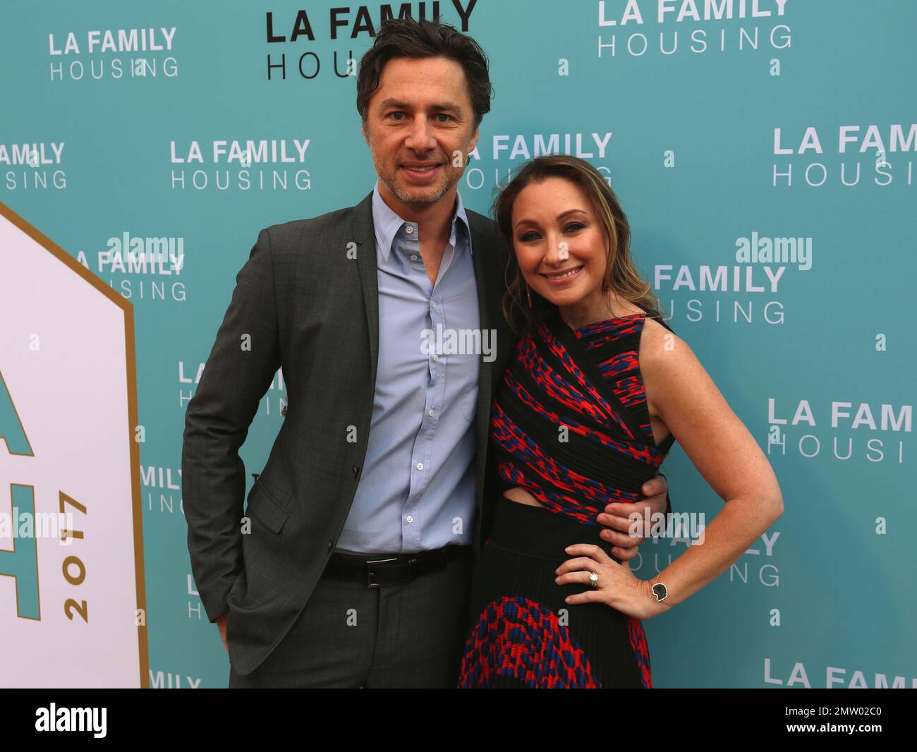 Zach Braff, left, and Blair Rich arrive at the 2017 LA Family Housing Awards at The Lot on Thursday, April 27, 2017, in West Hollywood, Calif. (Photo by Willy Sanjuan/Invision/AP) Foto Stock